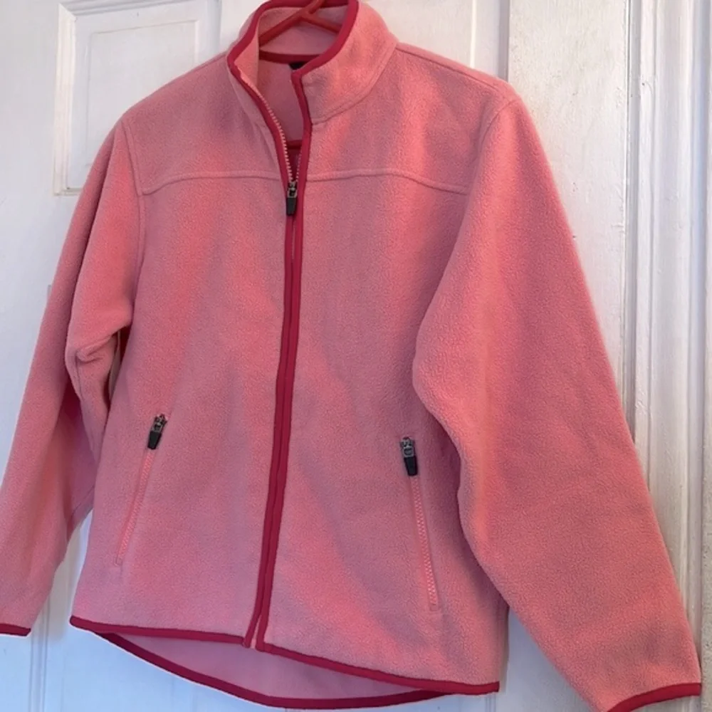 Land’s End girls pink fleece jacket is size medium 10-12